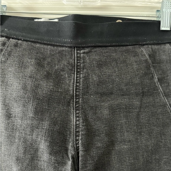 GAP Women’s pull-on skinny stretch jeans. Size 29 R. Distressed black color. - Picture 2 of 6